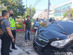 4 Orang Luka saat Chevrolet Vs Ambulans Bawa Jenazah di Medan