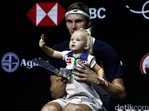 Lihat Lagi Gaya Vega, Putri Axelsen yang Bikin Gemas Suporter Istora