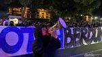 Lilin-Bunga Hiasi Aksi Bobotoh di Kantor Persib Bandung