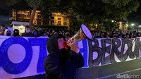 Pantauan di lokasi, puluhan bobotoh ini tiba di Graha Persib sekitar pukul 19.50 WIB.