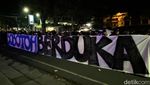 Lilin-Bunga Hiasi Aksi Bobotoh di Kantor Persib Bandung