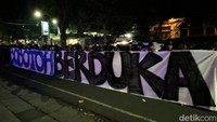 Sembari mengenakan baju serba hitam, mereka membawa spanduk panjang bertuliskan BOBOTOH BERDUKA atas kematian Sopiyana Yusuf dan Ahmad Solihin tersebut. Puluhan bobotoh ini juga turut mengibarkan bendara lambang Persib setengah tiang di sana.