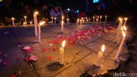 Para bobotoh juga menyalakan lilin dan menaburkan bunga sebagai bentuk duka cita atas kematian dua supporter di GBLA, Jumat (17/6) lalu.