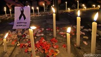 Penampakan lilin hingga bunga yang turut menghiasi aksi damai yang digelar Bobotoh di depan kantor Graha Persib di Jalan Sulanjana, Kota Bandung, Jawa Barat, Minggu (19/6/2022).