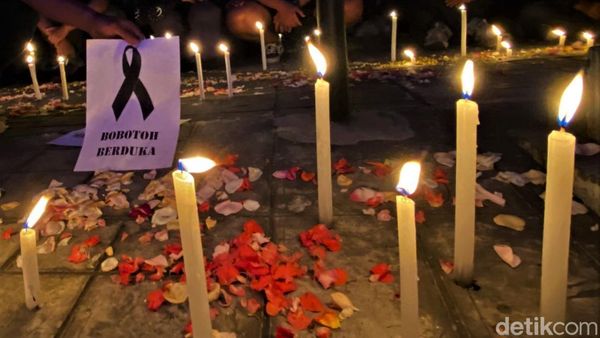 Lilin-Bunga Hiasi Aksi Bobotoh di Kantor Persib Bandung