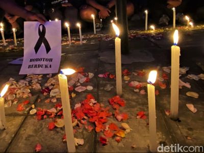Lilin-Bunga Hiasi Aksi Bobotoh di Kantor Persib Bandung