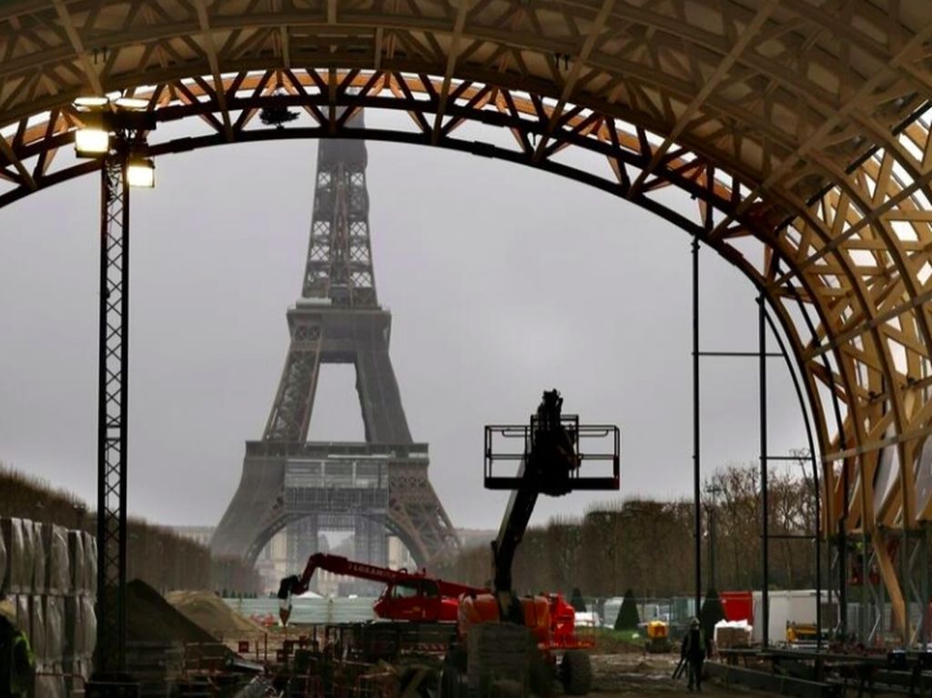 Turis di Paris Kecewa, Mau Lihat Menara Eiffel dll eh Terhalang Konstruksi