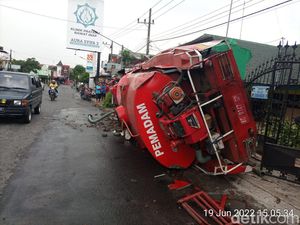 Mobil Damkar Terguling Saat Perjalanan Padamkan Kebakaran di Kediri Mobil Damkar Terguling Saat Perjalanan Padamkan Kebakaran di Kediri