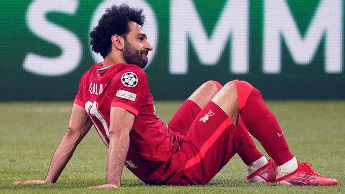 PARIS, FRANCE - MAY 28: Mohamed Salah of Liverpool shows dejection at the end of the UEFA Champions League final match between Liverpool FC and Real Madrid at Stade de France on May 28, 2022 in Paris, France. (Photo by Etsuo Hara/Getty Images)