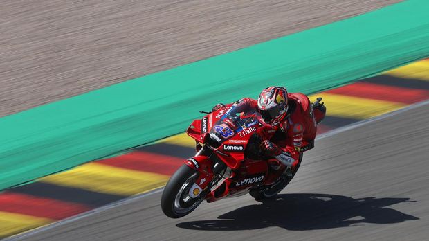 Ducati Lenovo Australian rider Jack Miller steers his motorbike during the third free practice for the MotoGP German motorcycle Grand Prix at the Sachsenring racing circuit in Hohenstein-Ernstthal near Chemnitz, eastern Germany, on June 18, 2022. (Photo by Ronny Hartmann / AFP)