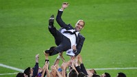 Pep Guardiola memulai karier sebagai pelatih di tahun 2008 dengan menukangi Barcelona. Empat musim di sana, Guardiola bawa Barca tiga kali juara beruntun dan musim terakhirnya finis di peringkat kedua (Getty Images)