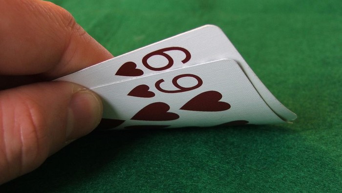 posisi 69 A Texas Holdem hand of Six, Nine (of hearts), or