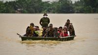Potret Evakuasi Korban Banjir Dahsyat di Bangladesh-India