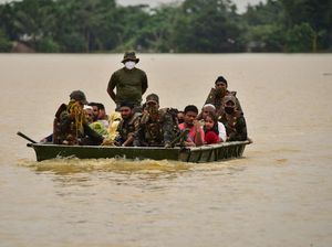 Potret Evakuasi Korban Banjir Dahsyat di Bangladesh-India Potret Evakuasi Korban Banjir Dahsyat di Bangladesh-India