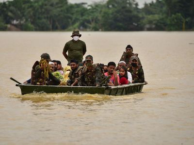 Potret Evakuasi Korban Banjir Dahsyat di Bangladesh-India