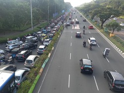 Akhir Pekan, Jl Benyamin Sueb Kemayoran Macet Jelang Pintu Masuk PRJ