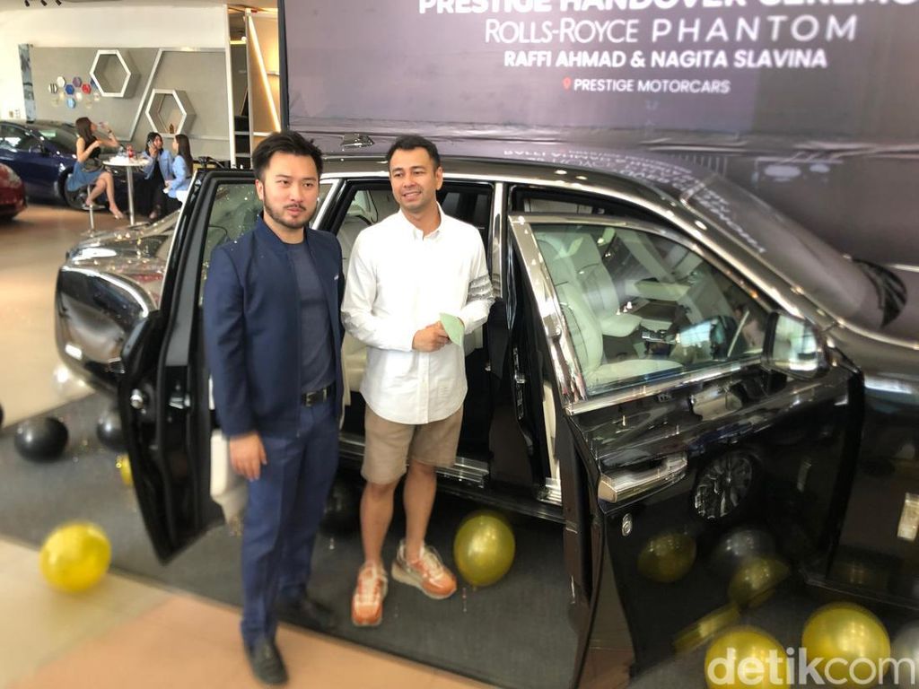 Cerita Raffi Ahmad Hadiahkan Nagita Slavina Mobil Rolls Royce Phantom Terbaru