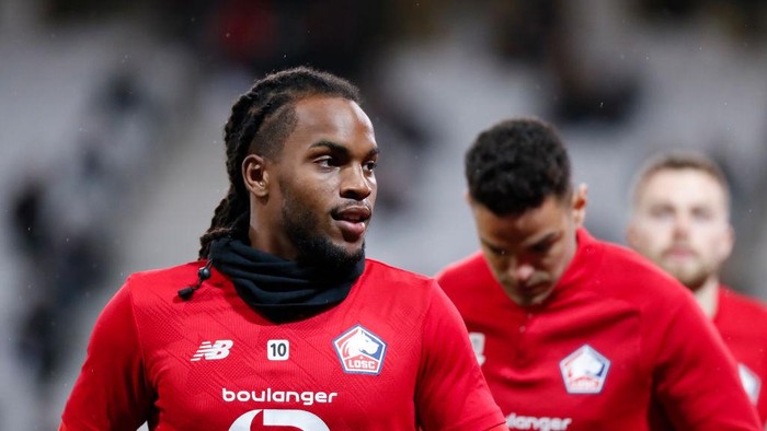 LILLE, FRANCE - MARCH 11: Renato Jr Luz Sanches #10 of Lille OSC warms up before the Ligue 1 Uber Eats match between Lille OSC and AS Saint-Etienne at Stade Pierre Mauroy on March 11, 2022 in Lille, France. (Photo by Catherine Steenkeste/Getty Images)