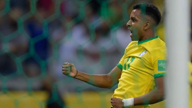 BELO HORIZONTE, BRAZIL - FEBRUARY 01: Rodrygo of Brazil celebrates after scoring the fourth goal of his team during a match between Brazil and Paraguay as part of FIFA World Cup Qatar 2022 Qualifiers at Mineirao Stadium on February 01, 2022 in Belo Horizonte, Brazil. (Photo by Pedro Vilela/Getty Images)