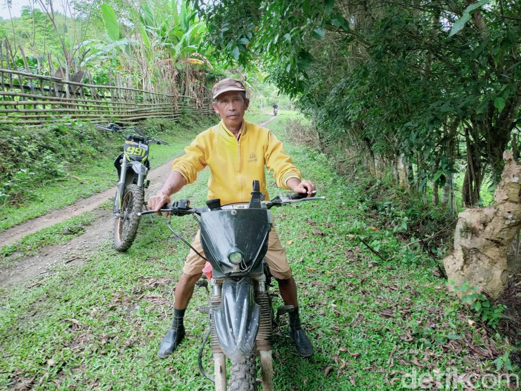 Cerita Guru SD di Bone ke Sekolah Tempuh 57 Km Lewati Hutan-Tebing
