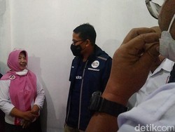 Sandiaga Dicurhati Emak-emak Pelaku UMKM saat Kunjungan ke Kuningan