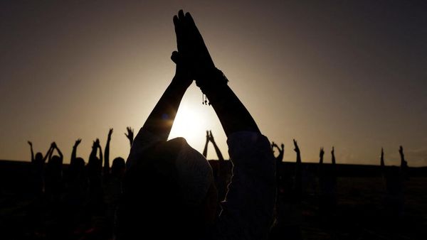 Seru, Sensasi Yoga di Tengah Gurun Pasir-Pinggir Pantai