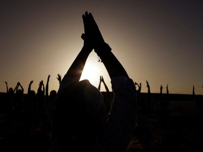 Seru, Sensasi Yoga di Tengah Gurun Pasir-Pinggir Pantai
