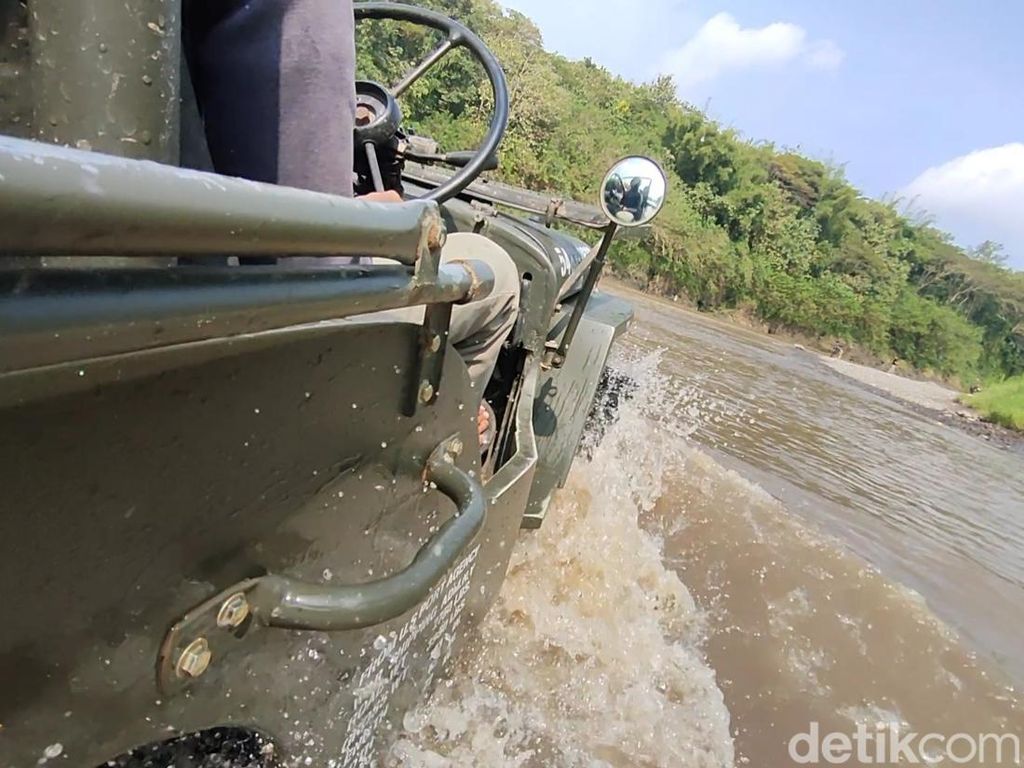 Wisata Jogja yang Seru: Naik Mobil Jeep Susuri Sungai Progo!