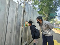 Sekeluarga Ini Kecewa Tebet Eco Park Ditutup sampai Intip dari Lubang Seng