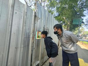 Sekeluarga Ini Kecewa Tebet Eco Park Ditutup sampai Intip dari Lubang Seng Sekeluarga Ini Kecewa Tebet Eco Park Ditutup sampai Intip dari Lubang Seng