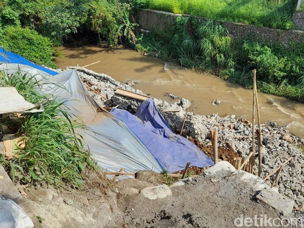 SDA Jabar: Proyek Tembok Antilongsor Cilebut Ambrol karena Faktor Alam SDA Jabar: Proyek Tembok Antilongsor Cilebut Ambrol karena Faktor Alam