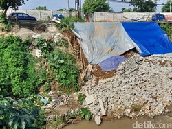 Hampir Selesai, Proyek Tembok Antilongsor Cilebut Ambrol!