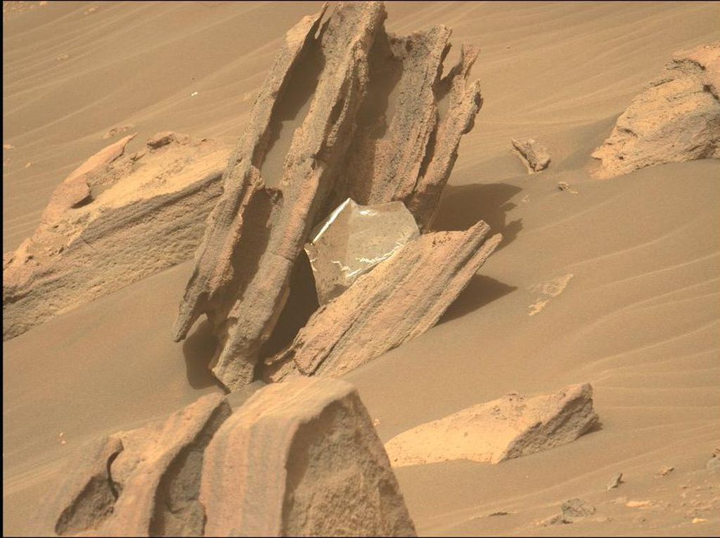 Rover NASA Temukan Benda Berkilau di Mars
