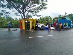 Truk Muatan Pakan Lele Terguling di Jalan Denpasar-Gilimanuk
