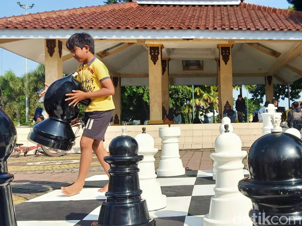 Unik! Turnamen Catur Raksasa di Alun-alun Banjarnegara