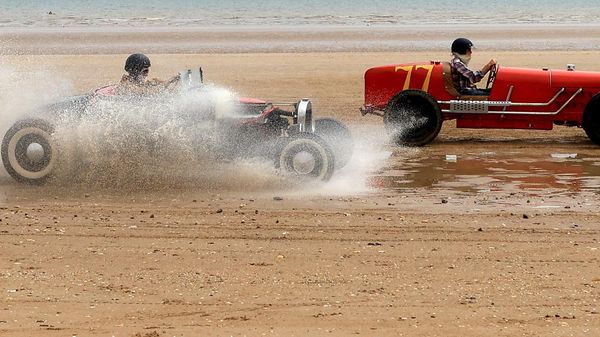 Unik! Saat Mobil Antik Balapan di Pantai Inggris