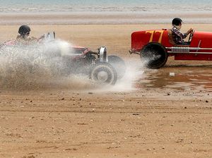 Unik! Saat Mobil Antik Balapan di Pantai Inggris Unik! Saat Mobil Antik Balapan di Pantai Inggris