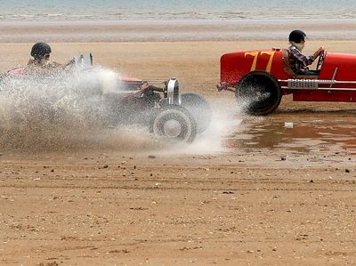 Unik! Saat Mobil Antik Balapan di Pantai Inggris