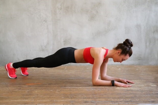 Up and down plank membantu menjaga keseimbangan tubuh