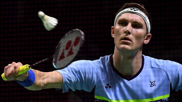 Pebulu tangkis tunggal putra Denmark Viktor Axelsen memukul kok ke arah tunggal putra Malaysia Lee Zii Jia dalam Semifinal Indonesia Open 2022 di Istora Senayan, Jakarta, Sabtu (18/6/2022). Viktor Axelsen melaju ke Final usai menang 19-21, 21-11, 23-21. ANTARA FOTO/Sigid Kurniawan/wsj.