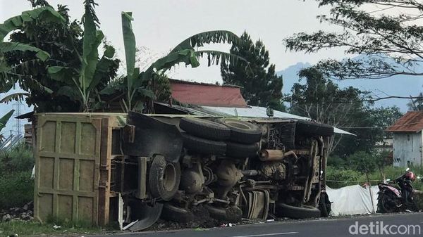 Waduh, Truk di Sukabumi Ini Terguling Gegara Sopir Mengantuk