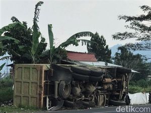 Waduh, Truk di Sukabumi Ini Terguling Gegara Sopir Mengantuk