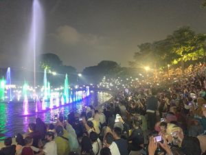 Air Mancur Menari Lapangan Banteng Diserbu Warga Malam Ini Air Mancur Menari Lapangan Banteng Diserbu Warga Malam Ini