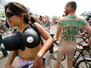 Ratusan Pesepeda Bugil Keliling Kota di Inggris