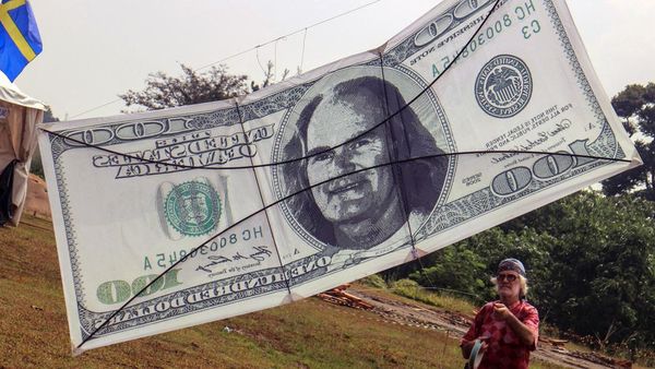 Wow, Ada Dolar Raksasa Melayang di Bogor