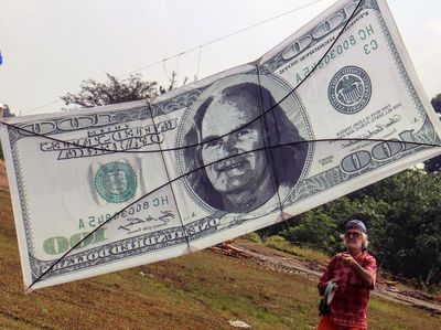 Wow, Ada Dolar Raksasa Melayang di Bogor