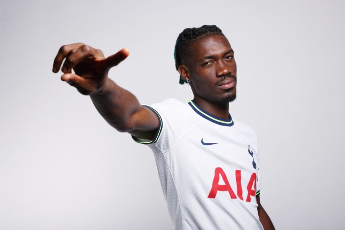 ENFIELD, ENGLAND - JUNE 17: New Tottenham Hotspur signing Yves Bissouma poses as he signs for the club on June 17, 2022 in Enfield, England. (Photo by Tottenham Hotspur FC/Tottenham Hotspur FC via Getty Images)