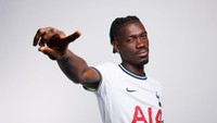 Yves Bissouma baru direkrut Tottenham dari Brighton & Hove Albion musim lalu. Musim perdananya langsung kurang mulus, dan bisa saja ikutan tersisih andai Conte dipecat. (Foto: Tottenham Hotspur FC via Getty I/Tottenham Hotspur FC)