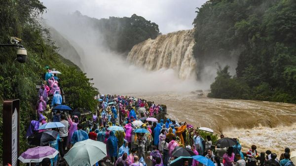 Seram... Seperti Ini Derasnya Air Terjun Favorit Warga China