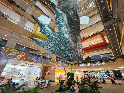 Hiii... Dinosaurus Raksasa Injak Sebuah Mal di China